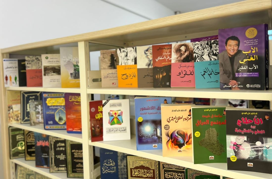 خطوة نحو جيل قارئ.. مدرس ينشئ أول مكتبة مدرسية في البعاج