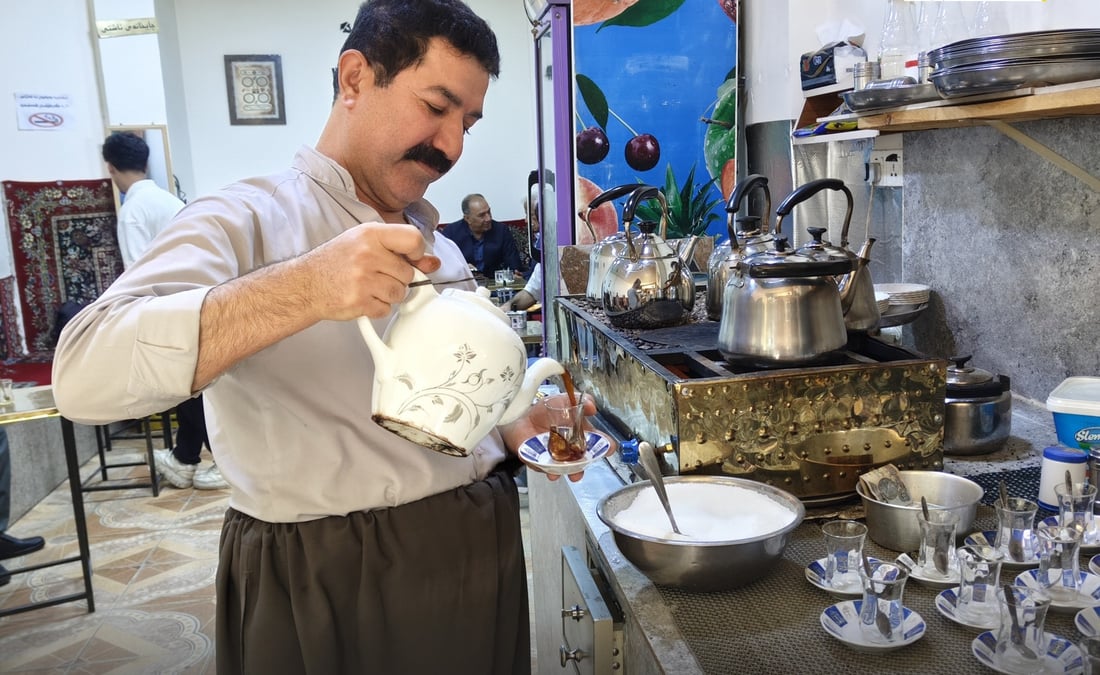 “چایچي” يمنع التدخين في المقهى 4 ساعات يومياً (صور)