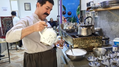 “چایچي” يمنع التدخين في المقهى 4 ساعات يومياً (صور)