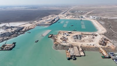 البصرة تقترب من الاحتفال بالنفق المغمور.. لم يبق إلا 3 قطع وتمر الشاحنات تحت البحر