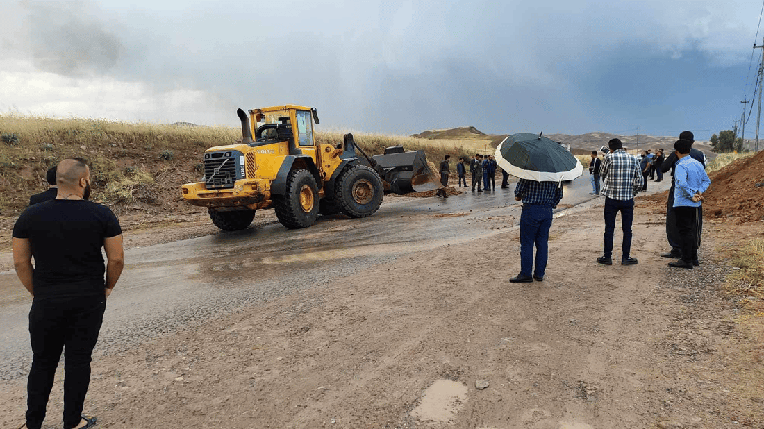 بە خۆڵ رێگە لە هاتوچۆی بارهەڵگرەکانی نێوان تەق تەق و ئاشتی گیرا