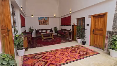 النوم تحت قنطرة الساعاتي والمئذنة والكنيسة.. الموصل حققت حلم “بوتيك هوتيل”