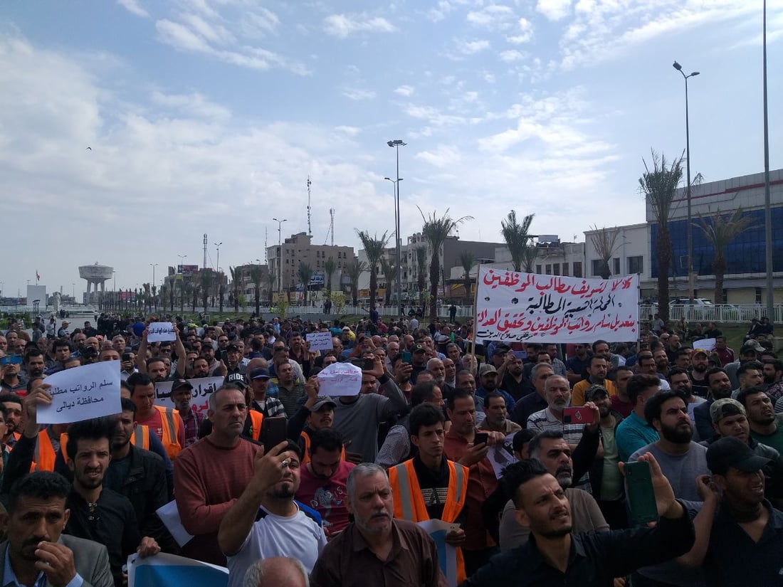 فيديو: تظاهرة للموظفين عند المنطقة الخضراء.. “سلم رواتب عادل أو الإضراب”