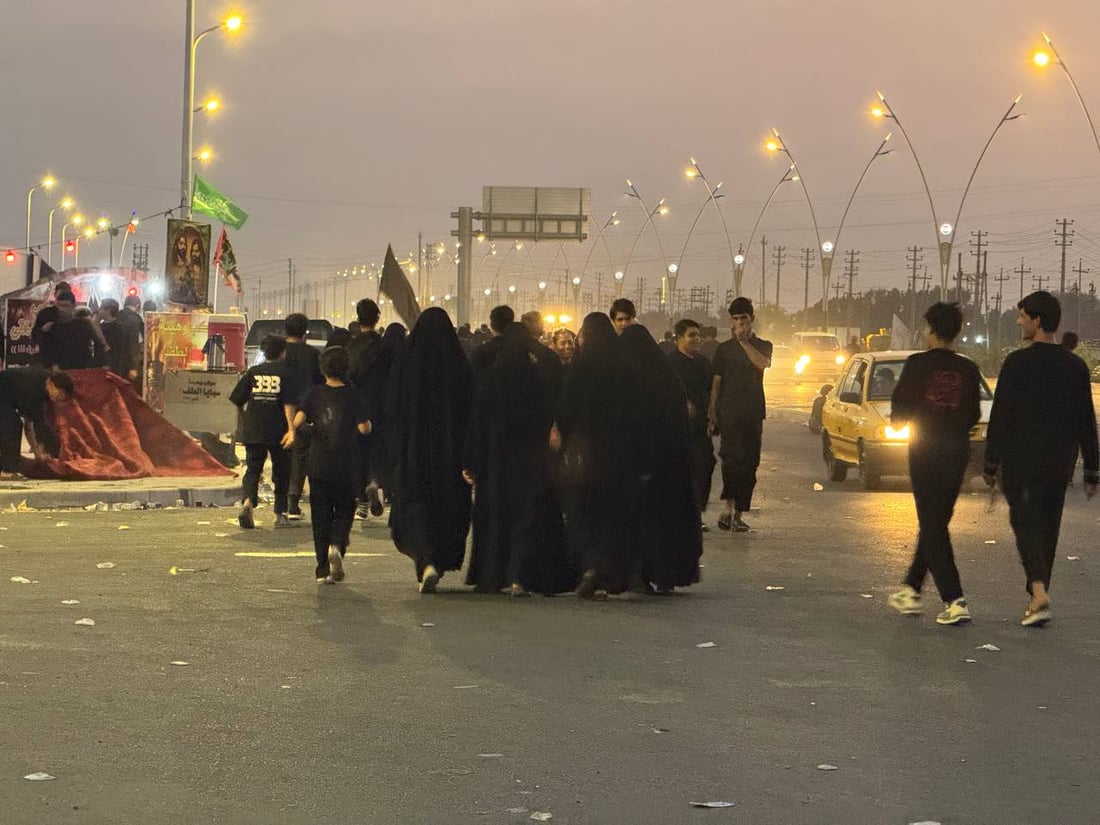 صور: الآلاف يحيون “يوم الدفن” بمسيرة نحو مسجد خطوة الإمام علي في الزبير 