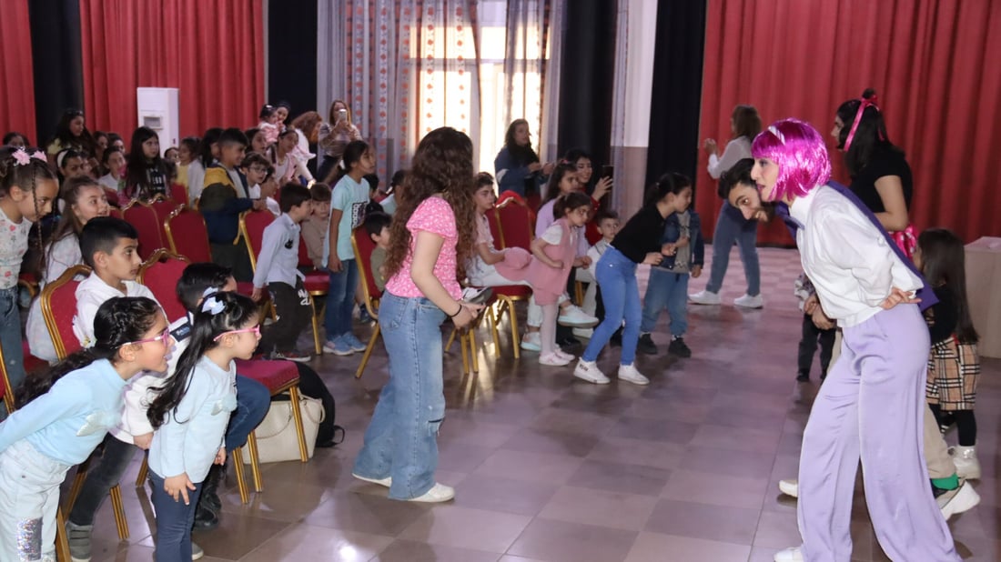 صور: مسرح دمى في عينكاوة احتفالاً بعيد الأم ونوروز والأطفال رقصوا كثيراً