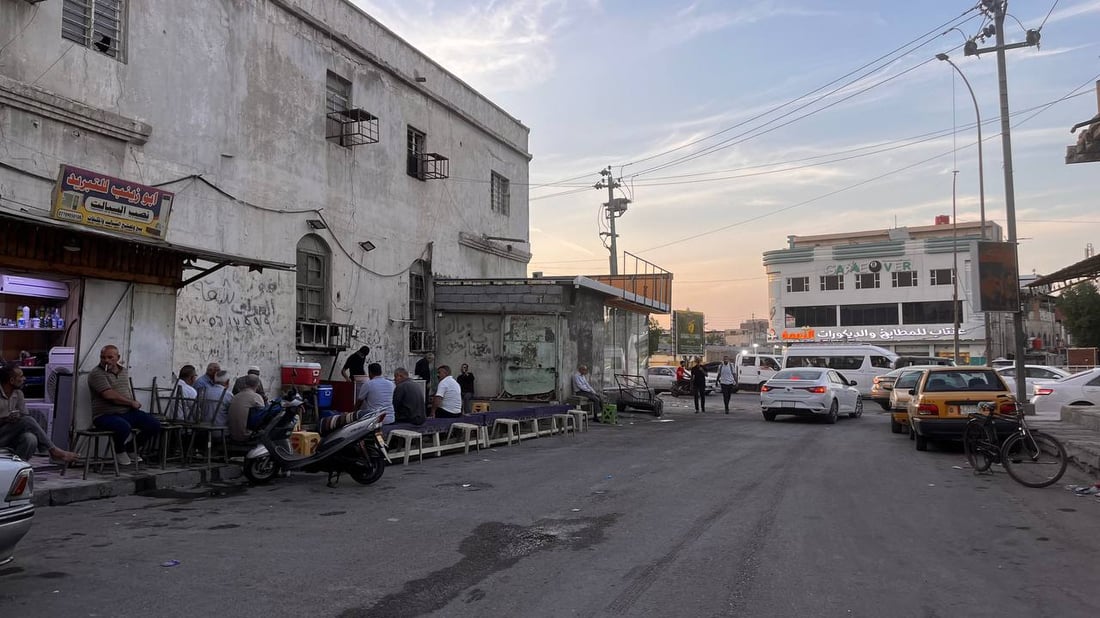 مقهى سمير يتابع “التطورات” عبر وتساب.. بعض ما يجري في “البصرة العثمانية”