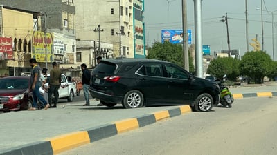 السائقان بخير.. “شيفروليت” مسرعة تعبر الجزرة وتصدم “فاو” وسط البصرة (صور)