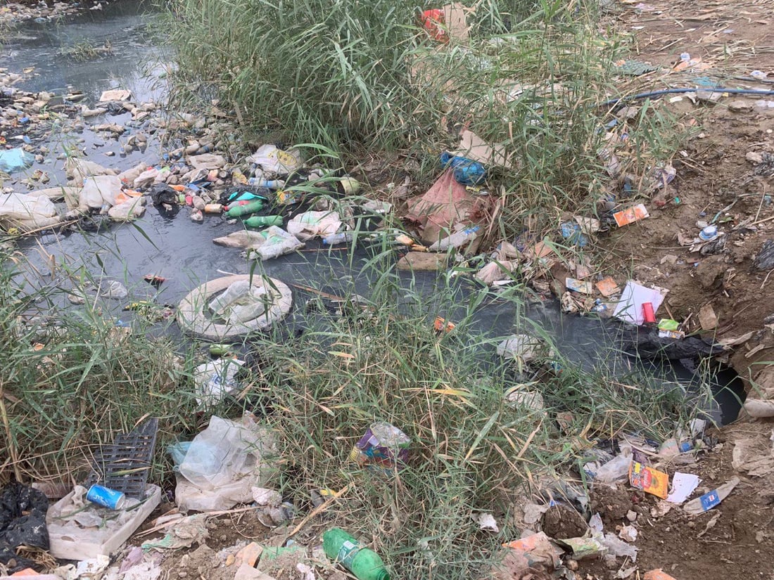ناشط بابلي ينشر صوراً صادمة لنهر القاسم وهو “يغرق” في النفايات