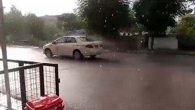 مطر الصيف اغرق الشوارع و”بلل اليمشون” هذه المرة.. فيديو يوثق أول زخة في العراق