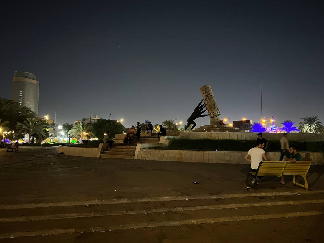 سهرة هادئة في قلب بغداد.. صور ليلية من حديقة “إنقاذ الثقافة العراقية”