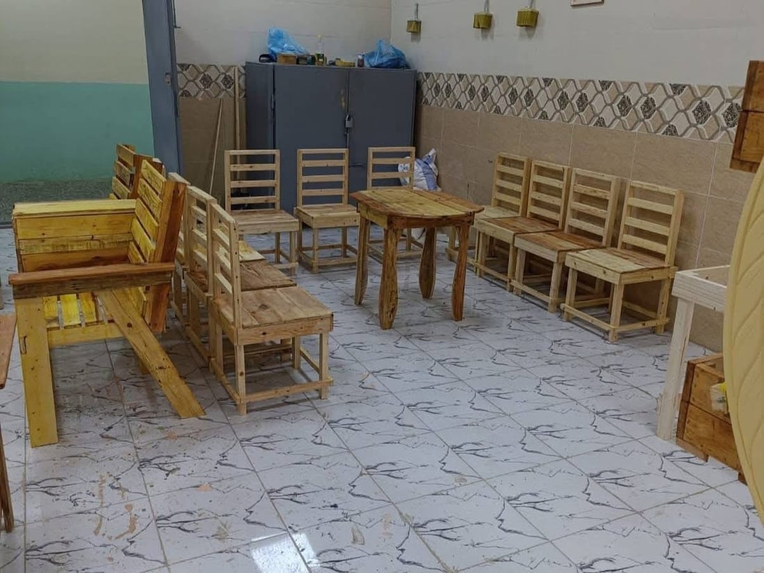 صور: سجناء النجف يصنعون الملابس والستائر والكراسي لدور الرعاية والأيتام