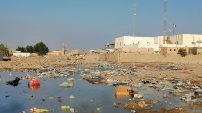 مستوصف حي الإمام “يغرق” بأنبوب مكسور.. وبلدية الحلة عالقة في جفاف الفرات