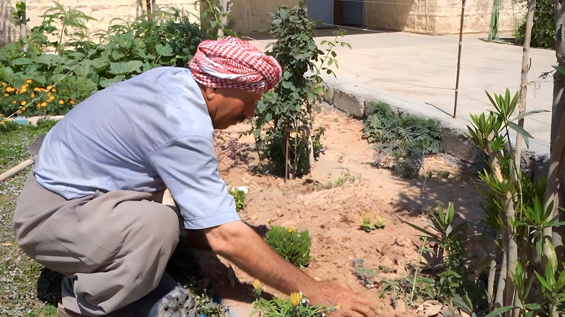 هذا “حدقجي” أم فنان؟.. صور مع الحارس المخلص من حديقة مدرسة اليرموك