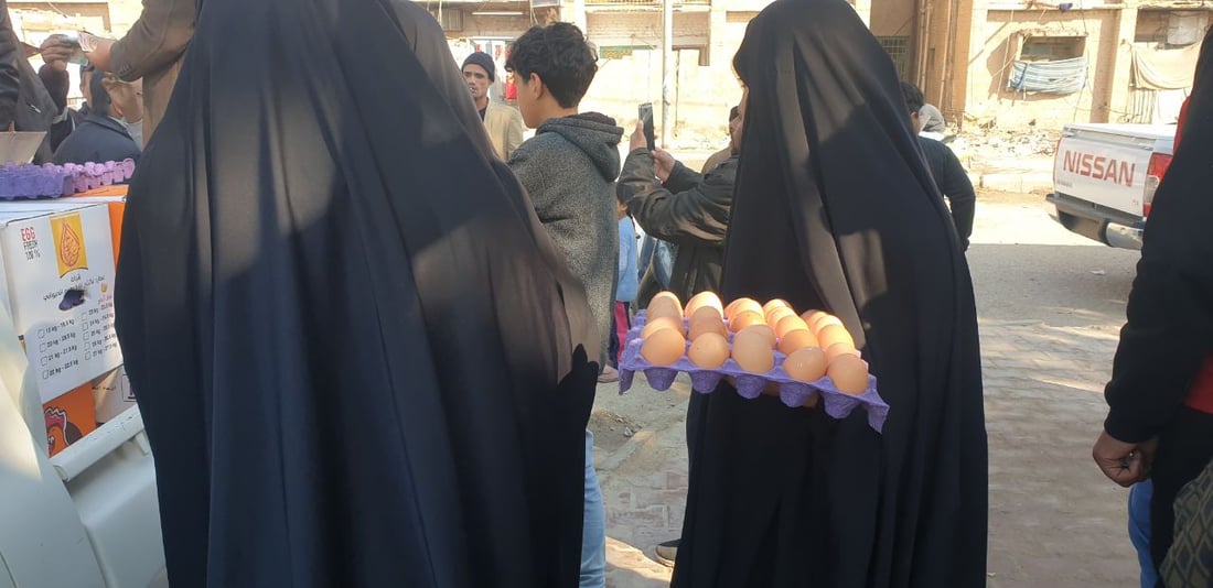 صور: البيض المدعوم يصل إلى حي “التنك” أفقر مناطق السماوة.. الطبقة بـ 4750