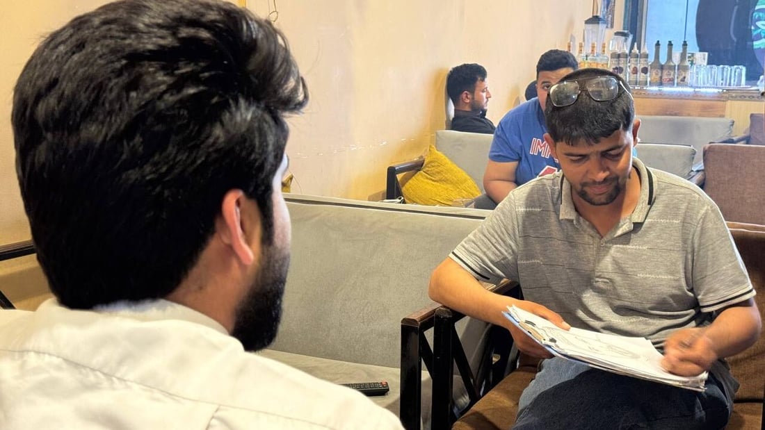 بصراوي يجوب المقاهي بحثاً عن وجوه يرسمها.. حسين يحب فائق حسن ويحلم برابعة العدوية