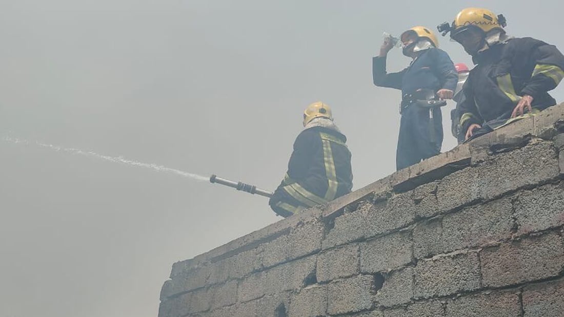 شاهد: الدفاع المدني طوّق الحريق وعزل الأكشاك وأخمد نيران سوق الحسينية