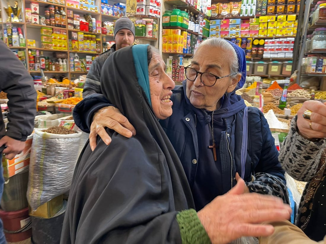 عدسة 964 توثق لحظات مؤثرة.. راهبات ومسلمات يجتمعن بعد طول فراق في الموصل