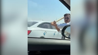 بصراوي يحطم سيارة ويصيب 3 أشخاص بسبب “الهورن”