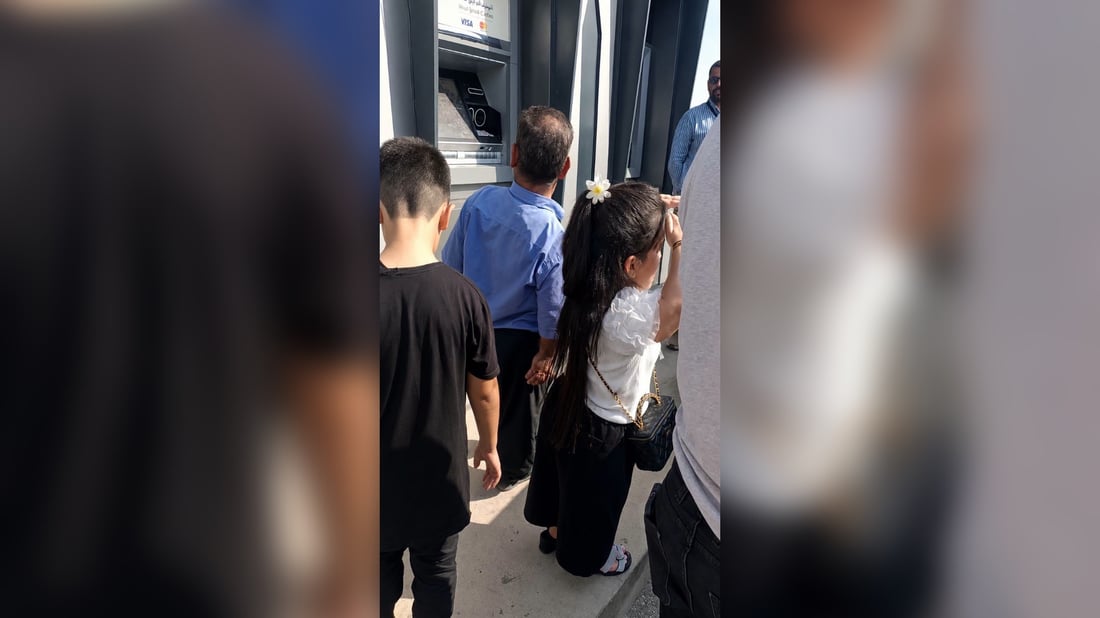 کورتەباڵاکان بەزەحمەت موچە لە ATM بەرزەکان وەردەگرن