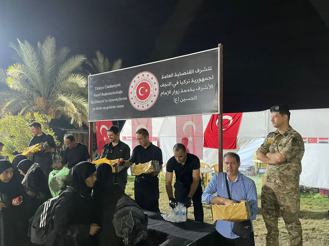 (صور) القنصل التركي يخدم الزائرين في النجف: نحب أهل البيت