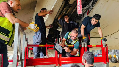 صور: بغداد تستبدل عجلات طائرة “إيرباص” بأياد عراقية لأول مرة