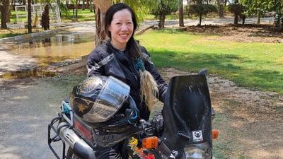 ژنە گەشتیارێکی ئەمریکی بە ماتۆڕسکیل گەشت دەکات