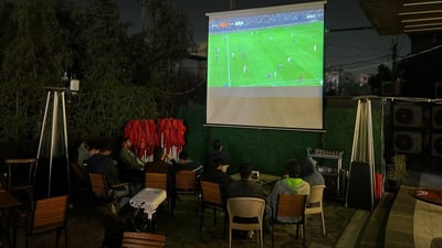 صور للكلاسيكو من مقاهي البصرة: مشجعو برشلونة غادروا.. “تشافي” يتحمل المسؤولية