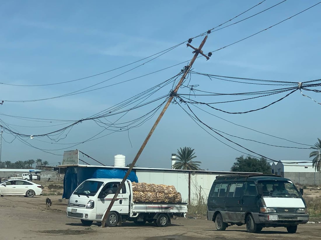فيديو: هبّة رياح نكبت مناطق أبو غريب.. عشرات الأعمدة سقطت والملعب تدمّر