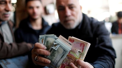 الدولار يلامس الـ155 ألفاً في البصرة ويستقر دونها ببغداد وأربيل