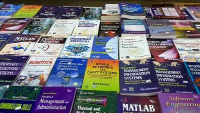 طبخ وحرب وتشريح.. هذا ما يقرأه العراقي حين يتعلم الإنكليزية كما ترى أمازون والهنود