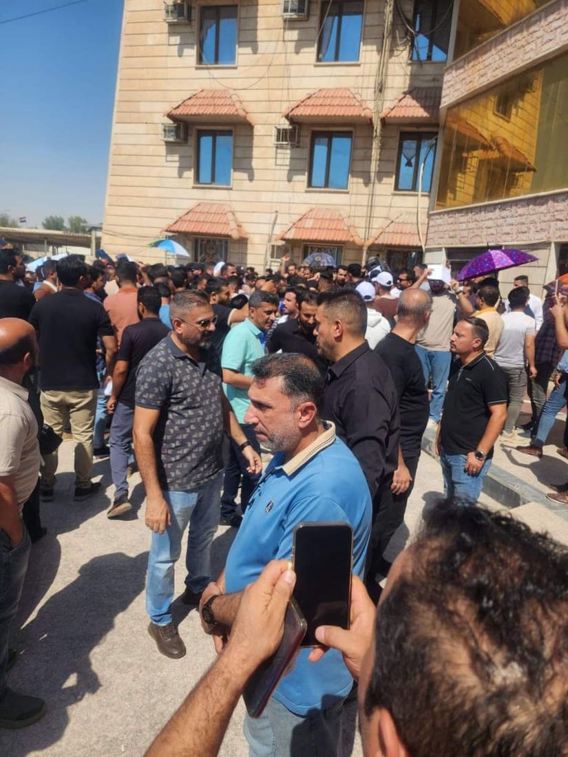 موظفو صحة ذي قار يطالبون بصرف مستحقاتهم.. الوزير وعد بحل المشكلة (صور)