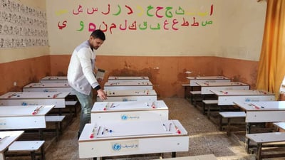 صور: معلمة في السماوة تكافح لتدريب التلاميذ على “حب الدراسة”