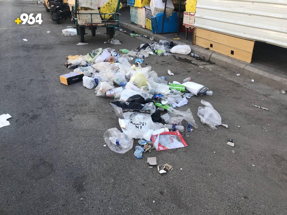 عامل نظافة يحتج على تجار البياع: شارع عشرين أرهقنا والحر قاتل (صور)