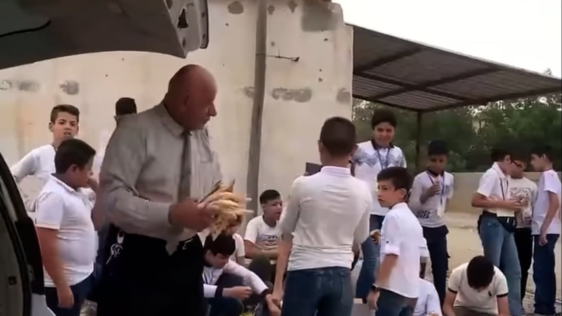 معلّم يحلق شعر تلاميذه ويعد لهم الفطور.. فيديو من يوميات “أستاذ جبار” في واسط