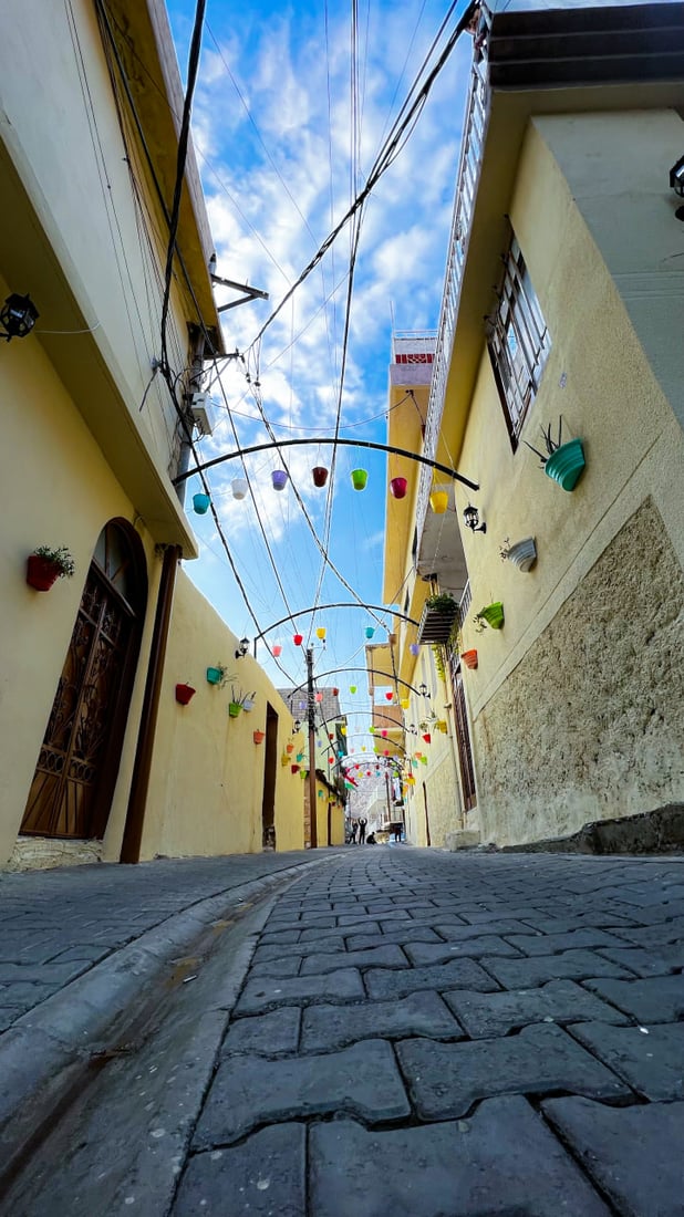 صخرية ومعرضة للانهيار.. لقطات ساحرة من عقرة لبيوت عمرها 1700 عام