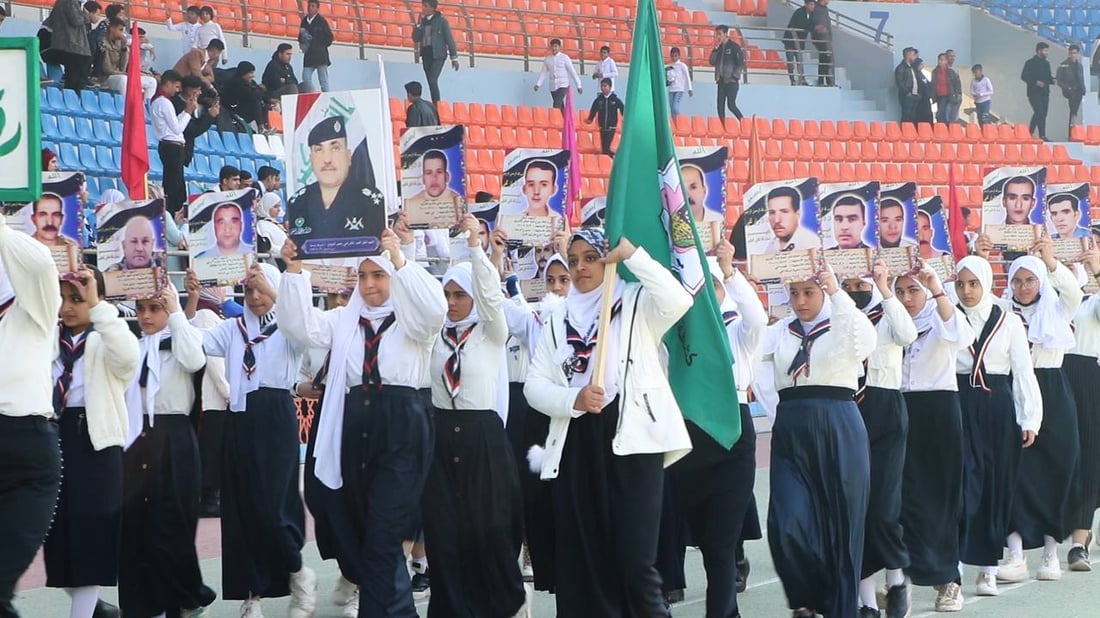 صور من الكوت.. 215 مدرسة تحتفل بالجيش والشرطة بعروض من الفرق الكشفية