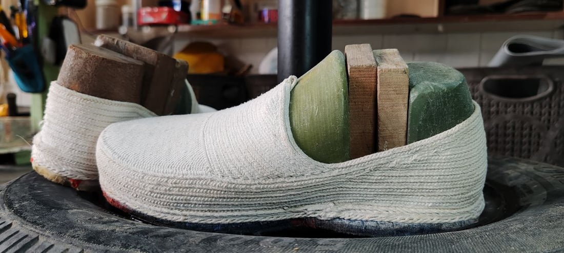 کۆنترین پینەدۆزى دوزخورماتوو بە قاچێکەوە کار دەکات