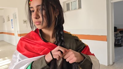 14 ساڵە لە کۆبانێوە هاتووەتە سلێمانی وەک پیشاندانی هێز “کەزی” لە قژەکەی دروستکرد