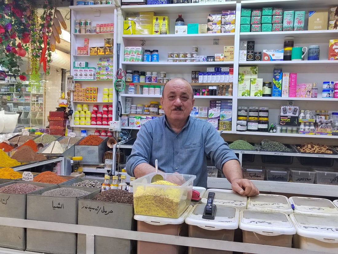 دوکانە رەنگاورەنگەکەی حەکیمی ئاڵەت 70 ساڵ تەمەنی کردووە