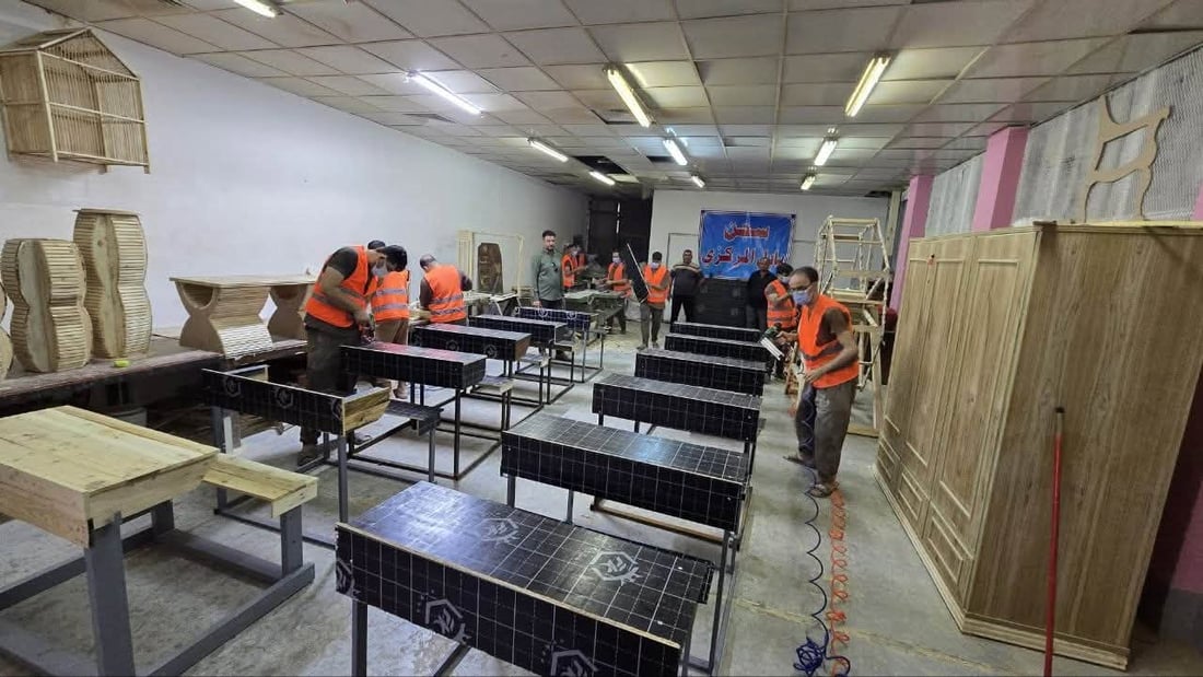 هدية من سجون العراق إلى المدارس.. مقاعد دراسية صنعت بأيدي النزلاء (صور)