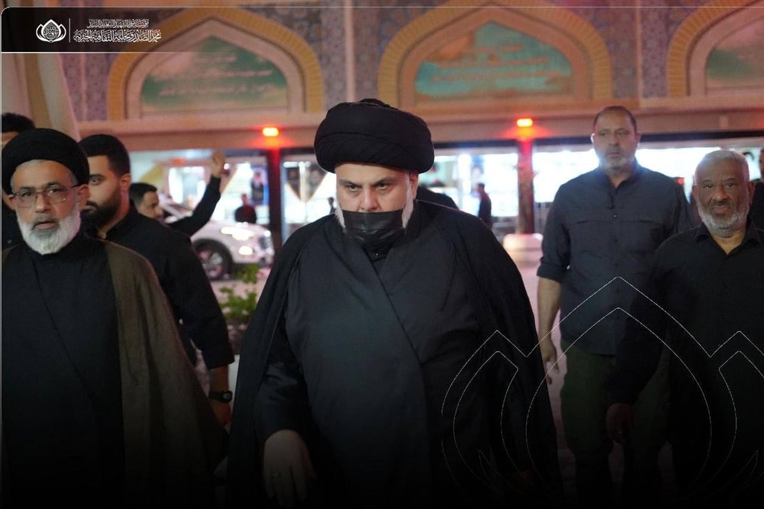 الصدر يدعو ويصلي في مرقد والده ليلة العاشر من محرم (فيديو + صور)