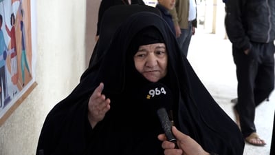 اقترعت اليوم بكرسي متحرك.. “الحاجة خيرية” لم تفوت أي انتخابات منذ 2003