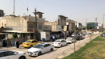 زبائن الدولار تسلقوا الأبواب المغلقة.. فيديو من فوضى مصارف بغداد هذا اليوم