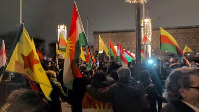 بۆ رۆژئاوا؛ رەوەندى کوردى لەبەردەم پەرلەمانى سوید خۆپیشاندان دەکەن