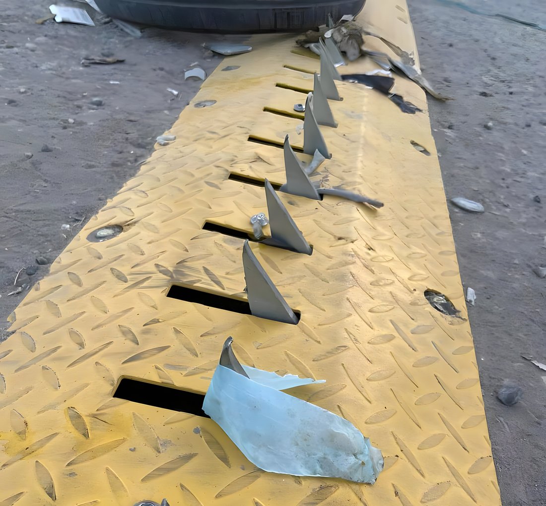 صور: عفج تقلع المطبات الشوكية.. تمزق حتى إطارات الاتجاه الصحيح!