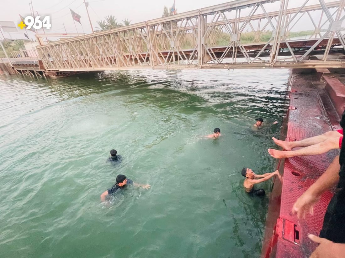 شباب البصرة يختمون عاشوراء بالعوم في الفرات.. والقفز بهلواني من أعلى الجسر (صور)