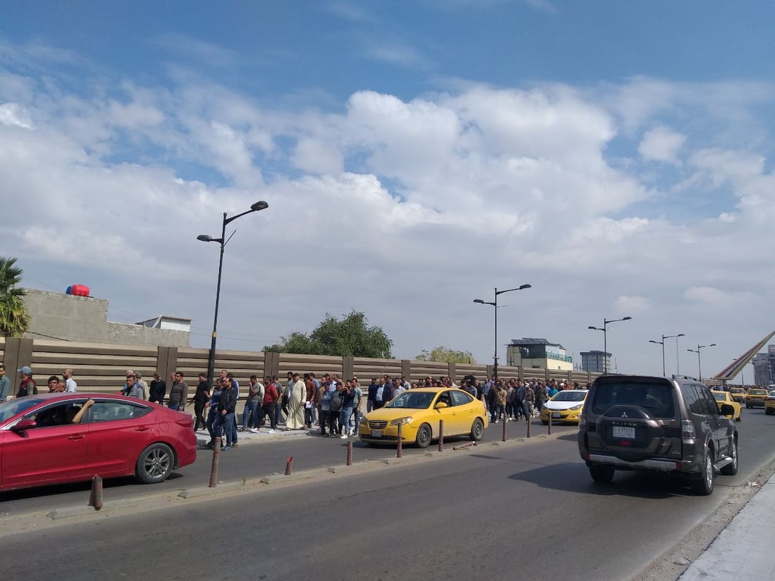 فيديو: تظاهرة للموظفين عند المنطقة الخضراء.. “سلم رواتب عادل أو الإضراب”