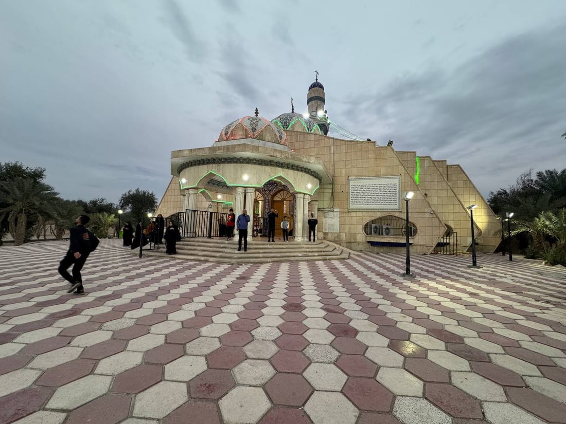 صور: الزبير ترفع الراية السوداء فوق خطوة الإمام علي حزناً على الإمام الكاظم