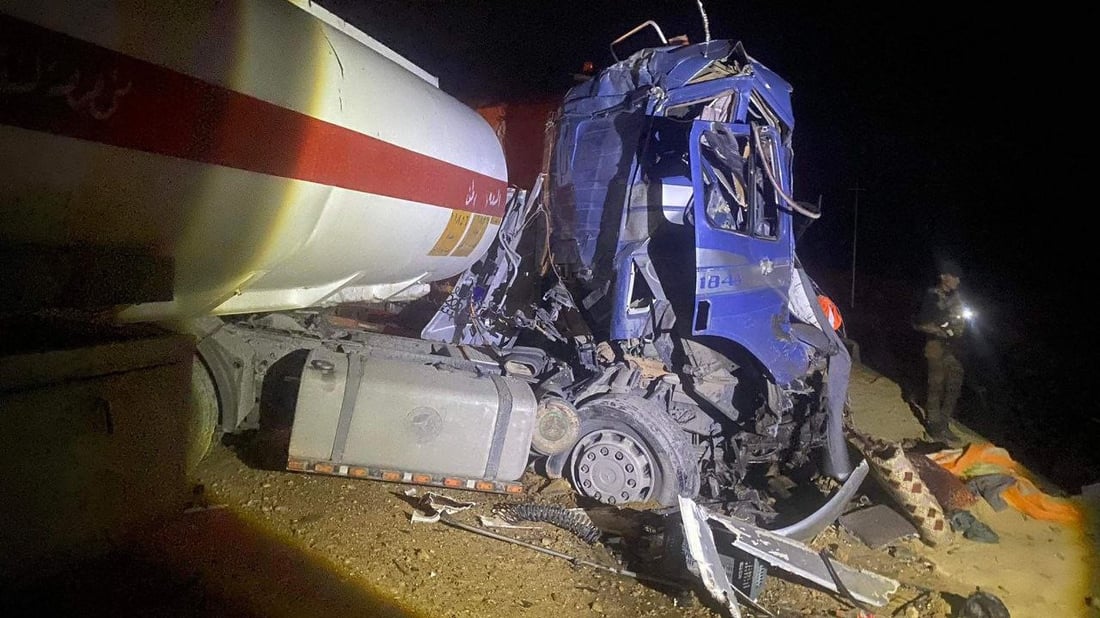 القائم: صهريج ينزلق تحت الأمطار ويصطدم بقاطرة ومقطورة (صور)