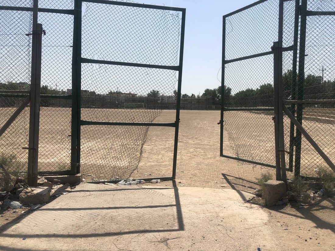 صور من ملعب “أبو دشير”: الشبان يجازفون على “أرضية متحجرة” ولا بديل